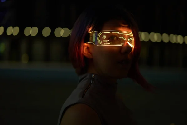 Cyberpunk estilo retrato de bela jovem mulher em traje futurista. — Fotografia de Stock