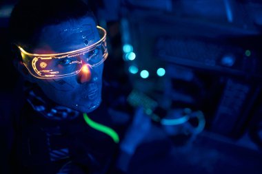 Siber hacker, bir bilgisayar kullanarak bilgi edinmek için veritabanlarına giriyor..