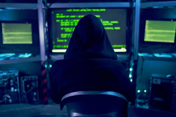 Hacker cyber masuk ke basis data untuk mendapatkan informasi menggunakan komputer. — Stok Foto