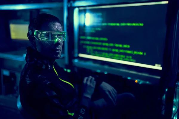 Cyber hacker irrompe nei database per ottenere informazioni utilizzando un computer. — Foto Stock