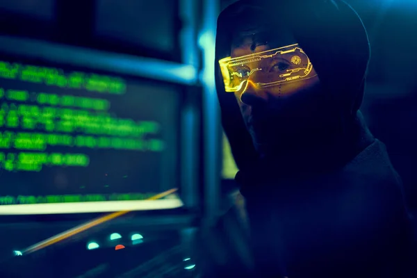 Кібер-хакер зламує базу даних для отримання інформації за допомогою комп'ютера.. — стокове фото