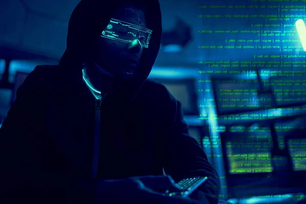 Cyber hacker breekt in databases om informatie te verkrijgen met behulp van een computer. — Stockfoto