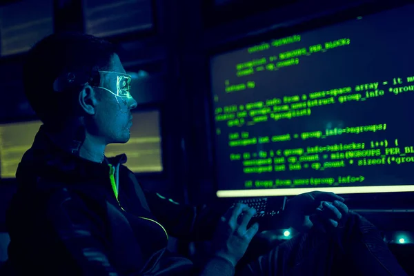 Cyberpirate se introduit dans les bases de données pour obtenir des informations à l'aide d'un ordinateur. — Photo