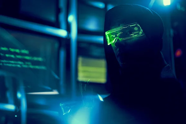 Cyber hacker irrompe nei database per ottenere informazioni utilizzando un computer. — Foto Stock