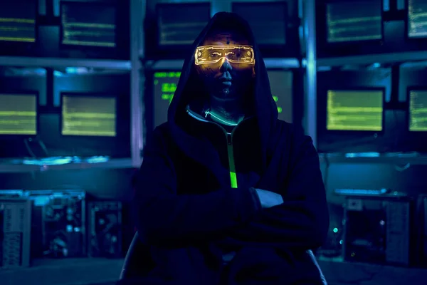 Retrato de um hacker cibernético roubando informações usando um computador. — Fotografia de Stock