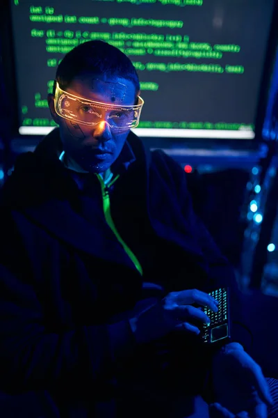 Retrato de un ciberhacker robando información usando una computadora. — Foto de Stock