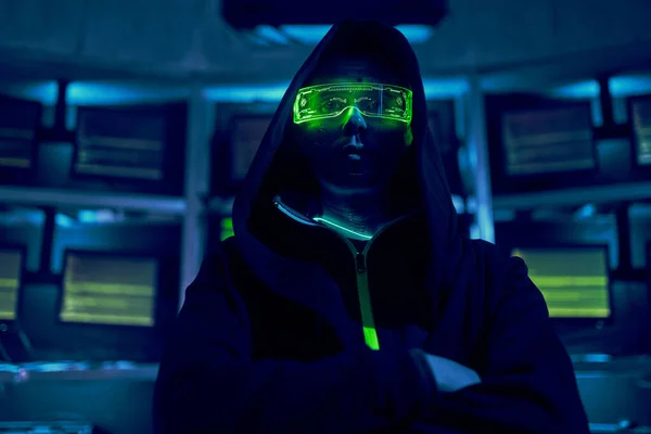 Портрет кібер хакера, який краде інформацію за допомогою комп'ютера . — стокове фото
