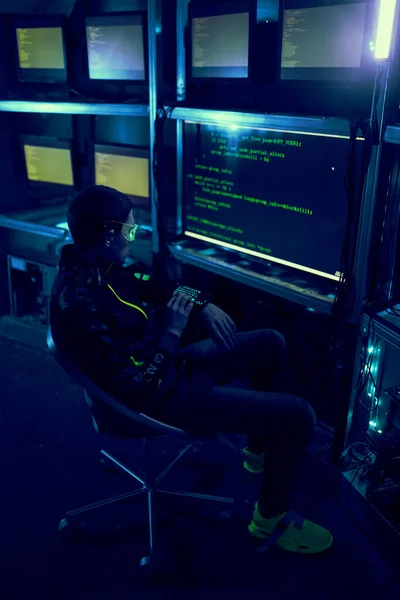 Cyber hacker invade bancos de dados para obter informações usando um computador. — Fotografia de Stock