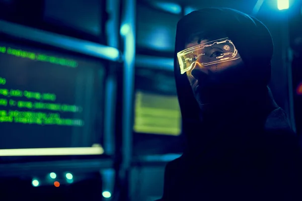 Siber hacker, bir bilgisayar kullanarak bilgi edinmek için veritabanlarına giriyor.. — Stok fotoğraf