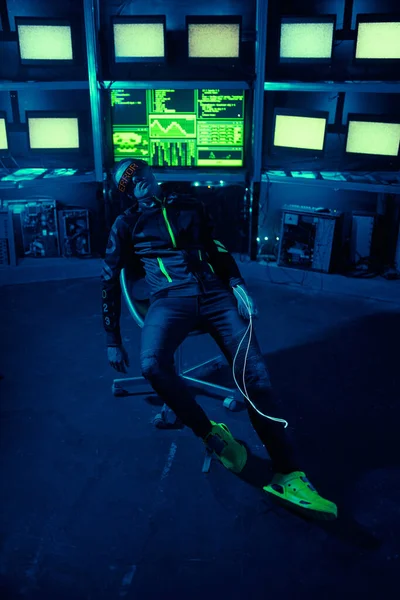 El hombre cibernético ha estado en realidad virtual durante demasiado tiempo. — Foto de Stock