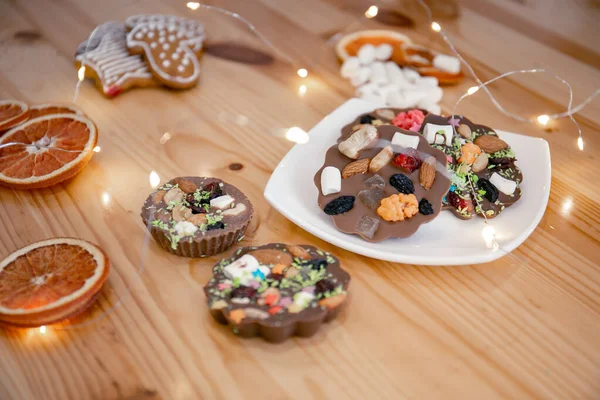 Köstliche Hausgemachte Weihnachtsplätzchen Auf Einem Teller Mit Girlanden Und Orangen — Stockfoto
