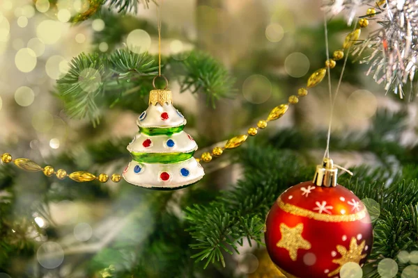 Decoraciones de Navidad en el árbol de Navidad. Bokeh. El espíritu del nuevo año. — Foto de Stock