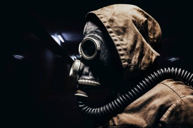 Koruyucu Sovyet gaz maskeli avcı savaşçı karanlık tünellerin arkasında duruyor..