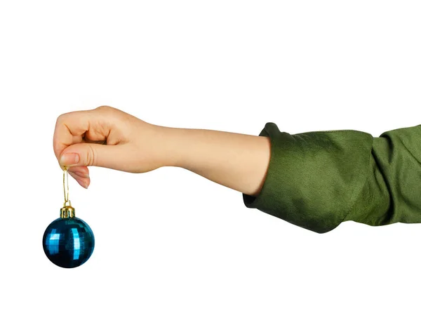 Μεμονωμένη Φωτογραφία Ενός Κοριτσιού Χέρι Πράσινο Πουκάμισο Κρατώντας Διακοσμητικό Χριστουγεννιάτικο — Φωτογραφία Αρχείου