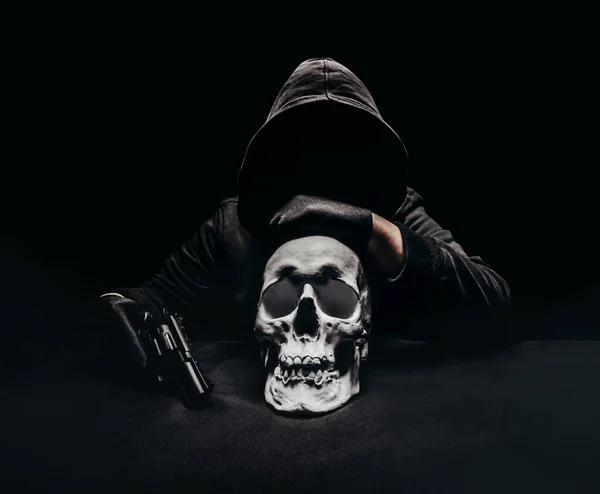 Fotografie Hrůzostrašného Temného Zabijáka Revolverovou Pistolí Který Sedí Lidskou Lebkou — Stock fotografie
