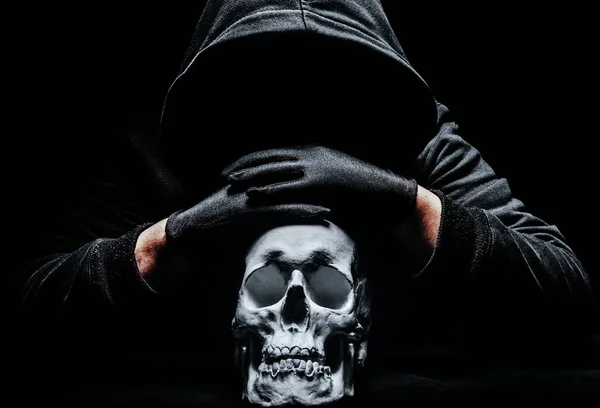 Fotografie Groază Unui Înfricoșător Hanorac Care Stă Craniul Uman — Fotografie, imagine de stoc
