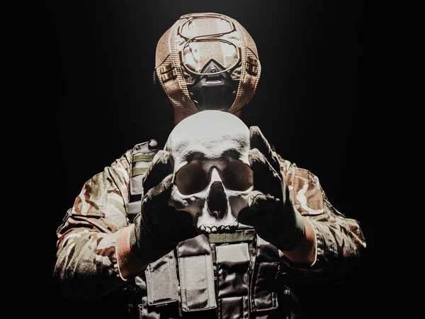 一名身穿盔甲背心 头戴头盔 头戴手套 装备齐全的士兵手持人头的照片 — 图库照片