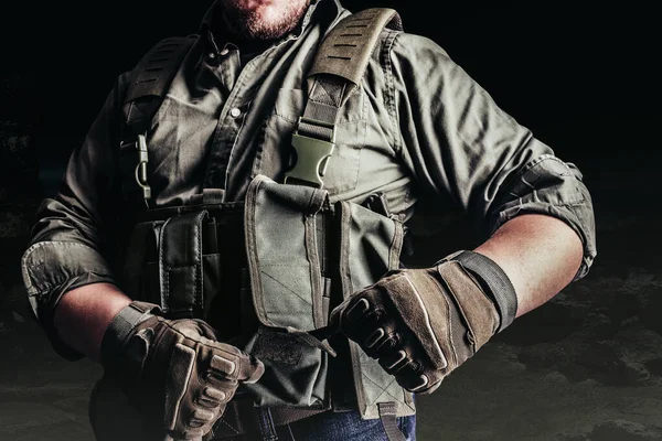 Soldat Taktischem Outfit Und Handschuhen Mit Schutzweste — Stockfoto