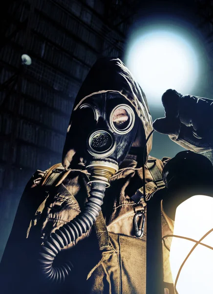 Stalker Πολεμιστής Προστατευτική Σοβιετική Μάσκα Αερίου Κρατώντας Φανάρι Βενζίνης Νυχτερινές — Φωτογραφία Αρχείου