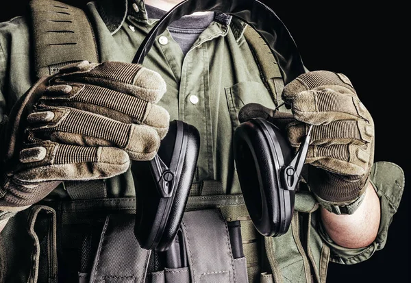 Soldado Roupa Tática Com Armadura Corporal Luvas Camisa Segurando Auriculares — Fotografia de Stock