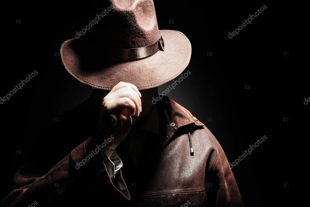 Foto Detective Giacca Cappello Con Una Pistola Sfondo Nero — Foto