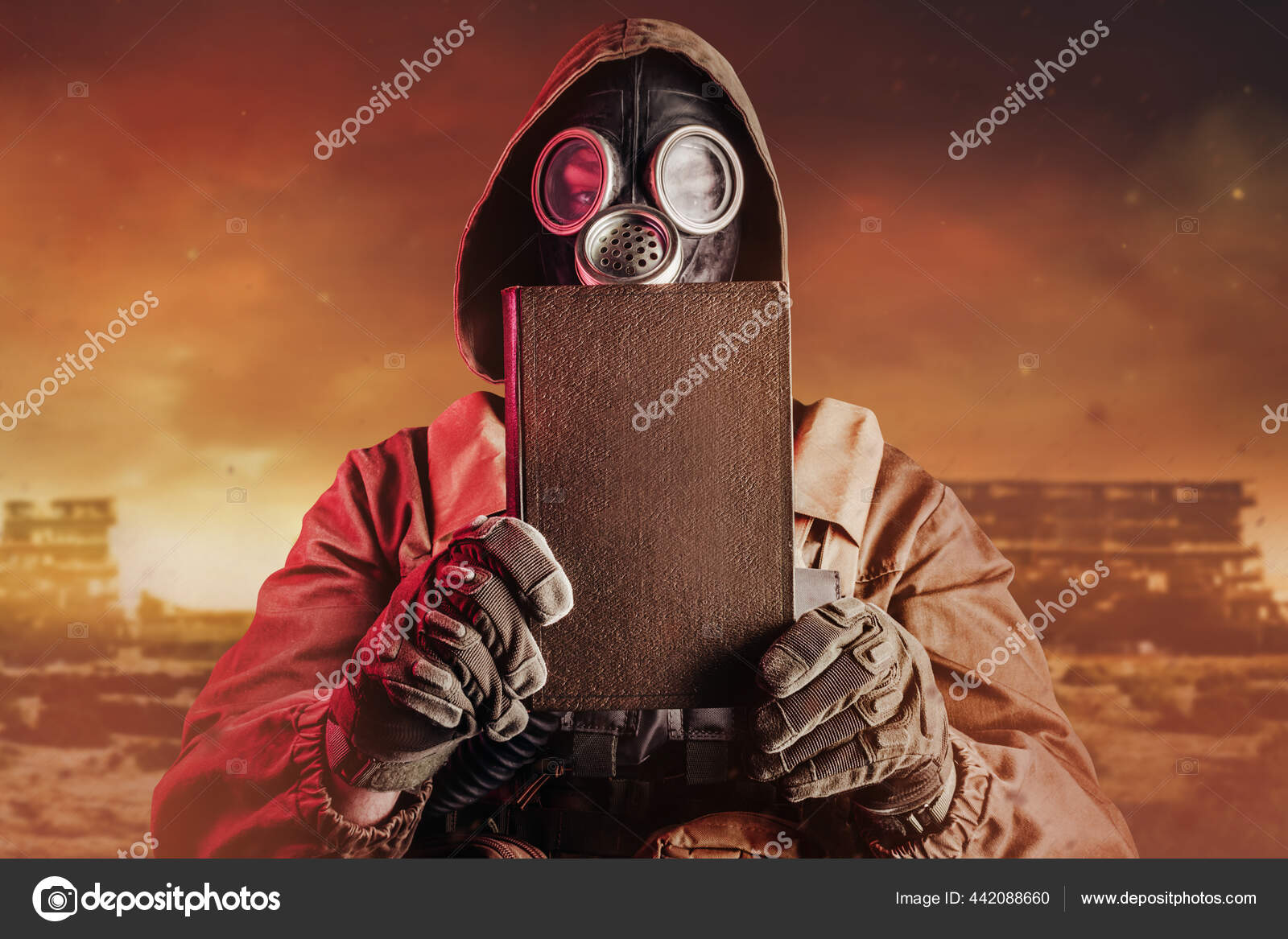 Herunterladen - Foto von Stalker Soldat in sowjetischer Gasmaske hält geschlossenes altes Buch über zerstörte Ödland Hintergrund. — Stockbild Foto Von Stalker Soldat Sowjetischer Gasmaske Hält Geschlossenes Altes Buch — Stockfoto