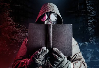 Sovyet gaz maskeli takipçi askerin fotoğrafı yıkılmış arka planla ilgili eski bir kitap tutuyor..