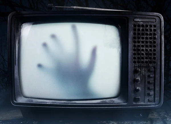暗い霧の背景に立って 画面上の幽霊の手で設定された古い黒い恐ろしい幽霊のテレビのホラー写真 — ストック写真
