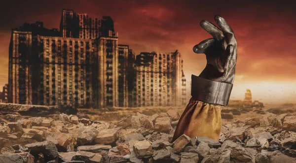 Foto einer Stalker-Hand in Gummihandschuhen unter Ziegelsteinen in einer trostlosen zerstörten apokalyptischen Stadt begraben. — Stockbild Foto Einer Stalker Hand Gummihandschuhen Unter Ziegelsteinen Einer Trostlosen Zerstörten — Stockfoto