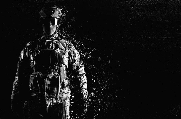 Schwarz Weiß Foto Eines Voll Ausgerüsteten Soldaten Der Taktischer Kleidung — Stockfoto