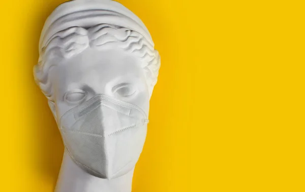 Foto Patung Perempuan Yunani Gipsum Wajah Dengan Topeng Pelindung Medis Stok Gambar Bebas Royalti