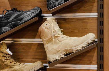 Farklı asker, taktik bot ve ayakkabı standı olan askeri mağazanın fotoğrafı..