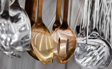 Fotoğraf paslanmaz çelik farklı mutfak gereçleri rafta asılı..