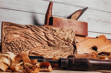 Tahta, eski moda uçaklar, oyma yontmalar, masa üzerinde ejderha bası ve tahtadan yapılmış heykel..