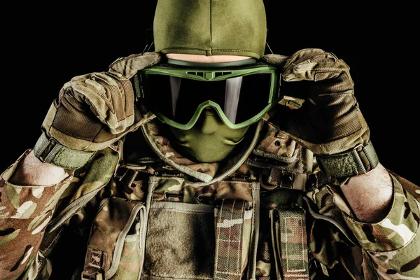 Seviye Zırhlı Cephanedeki Askerin Fotoğrafı Siyah Arka Plana Taktik Gözlük — Stok fotoğraf