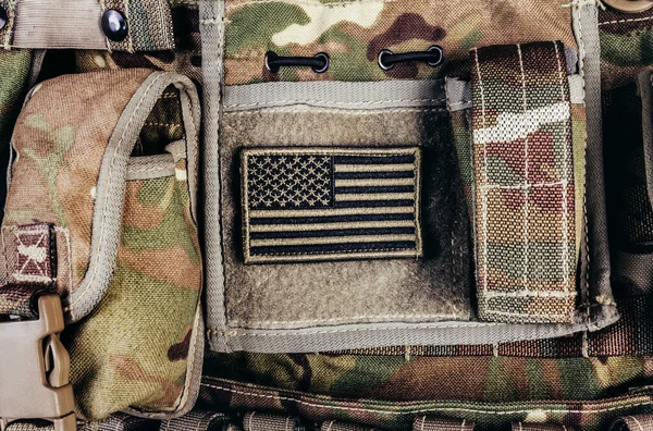 Detailní Fotografie Vícemaskovaného Systému Kapes Vojenskou Vestu Americkou Vlajkou — Stock fotografie