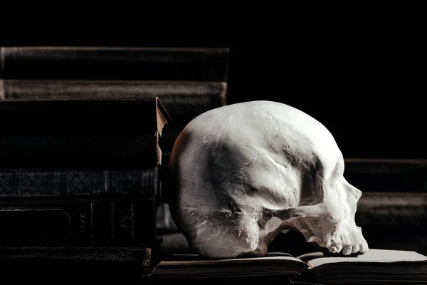 Fotografie Čarodějnictví Lidské Lebky Ležící Starých Knihách Naskládané Knihy Černém — Stock fotografie