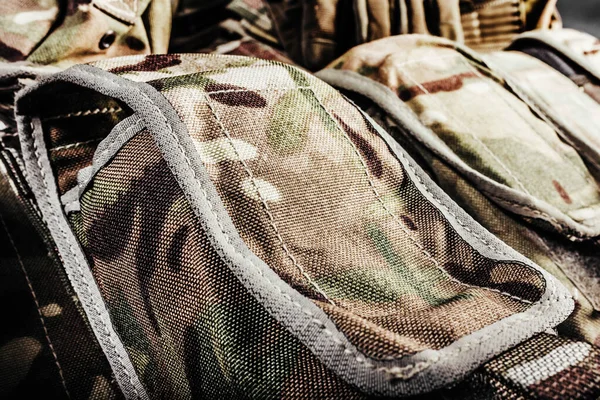 Nahaufnahme Von Mehreren Getarnten Soldatenwestebeuteln — Stockfoto