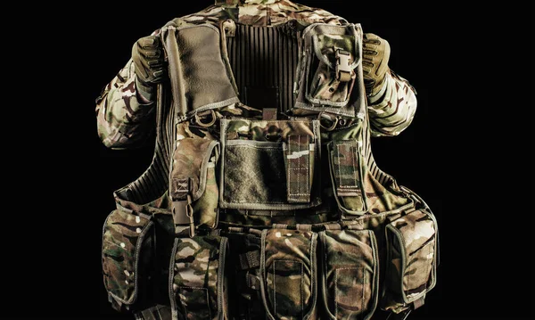 Photo Soldier Holding Level Camouflaged Armored Vest Shoulder Neck Protection — Stock Photo, Image