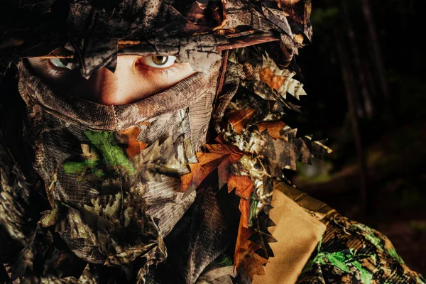 照片中的一名男性猎人头戴帕纳马帽 身穿山羊绒森林迷彩服 — 图库照片