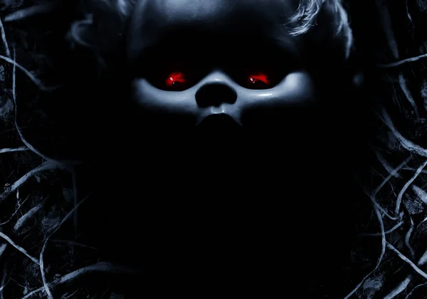 赤い目をした古い人形の顔の気味の悪いホラー写真暗い根のコピースペースと背景写真 — ストック写真