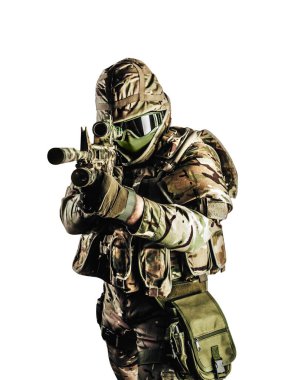 Ordu askerinin cephaneli, zırhlı, beyaz arka planda tüfekli fotoğrafı..