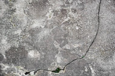 Gri renkli çatlamış beton duvarın doku fotoğrafı..