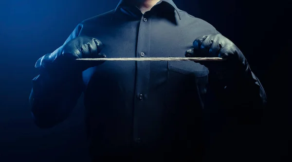 Foto Eines Schattierten Würgeschlange Mörder Mann Schwarzem Hemd Und Lederhandschuhen — Stockfoto