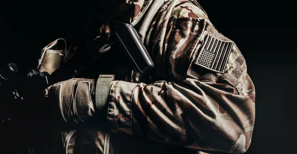 Bild Skuggig Amerikansk Soldat Uniform Och Taktiska Skyddshandskar Med Usa — Stockfoto