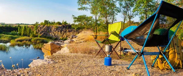 Panorâmica Ampla Foto Local Acampamento Com Tendas Cadeiras Equipamentos Viagem — Fotografia de Stock