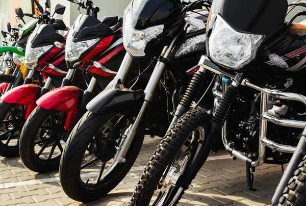 Foto Von Neuen Motorradfahrzeugen Die Auf Dem Parkplatz Eines Geschäfts — Stockfoto