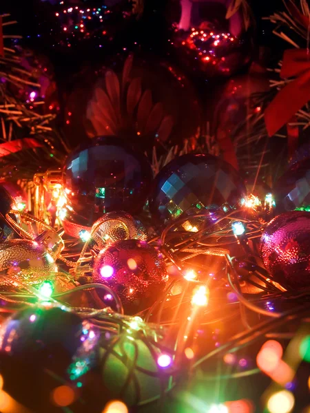 Bolas de Natal e guirlanda elétrica . — Fotografia de Stock