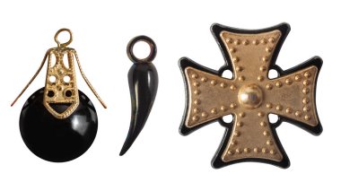 Beyaz arka planda çeşitli gotik, punk tarzı siyah ve altın kolyelerin izole edilmiş fotoğrafı..