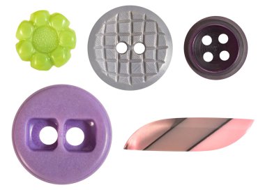 Beyaz arkaplandaki çeşitli şekilli ve renkli plastik kumaş düğmelerinin izole edilmiş fotoğrafı.